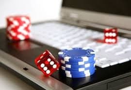 Người chơi Việt Nam thao tác vào sảnh game Baccarat trực tuyến trên điện thoại